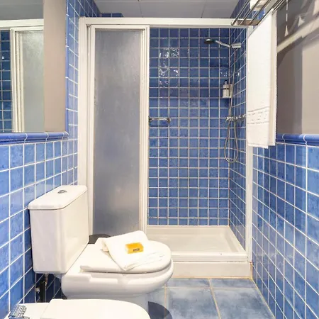 New Gr0-flat With Private Backyard In Center