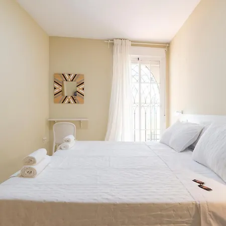 New Gr0-flat With Private Backyard In Center